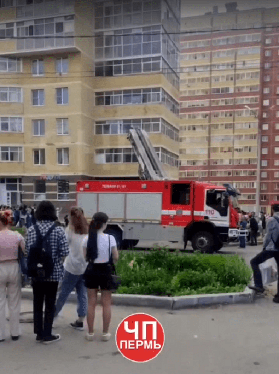 В Перми спасатели вынесли из пылающей квартиры двух человек