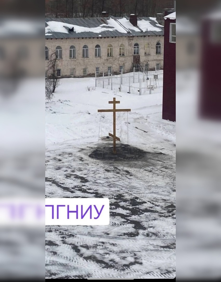 В память о погибших при стрельбе в ПГНИУ установили крест на месте будущей часовни