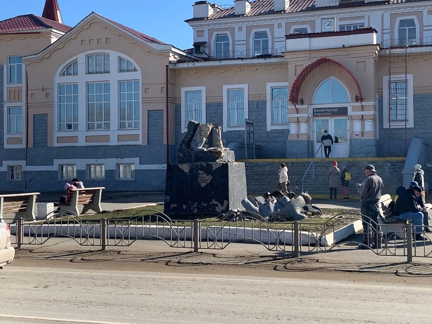 На привокзальной площади в Кунгуре обрушился памятник Ленину