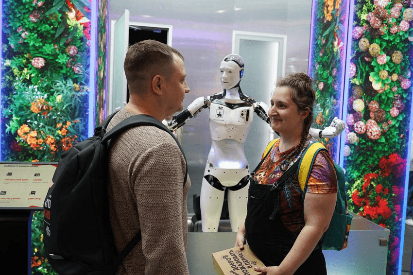 Пермский робот Арди заключил 12 фиджитал-браков на выставке «Россия»