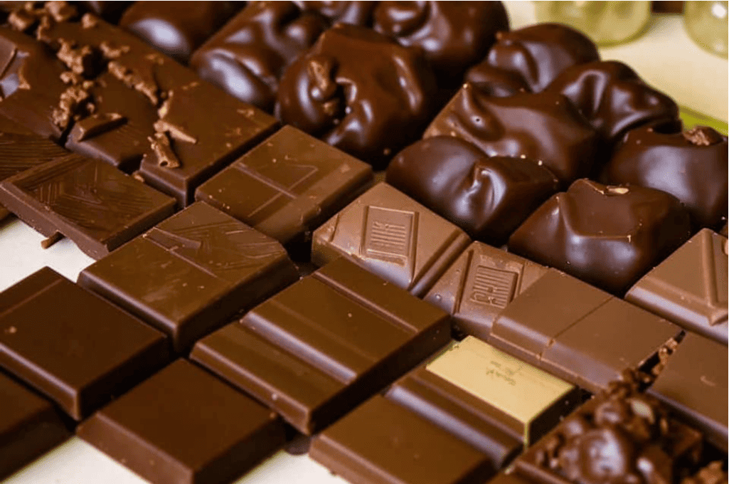 Экономист Клещёв объяснил причины повышения цен на шоколад и конфеты в России 