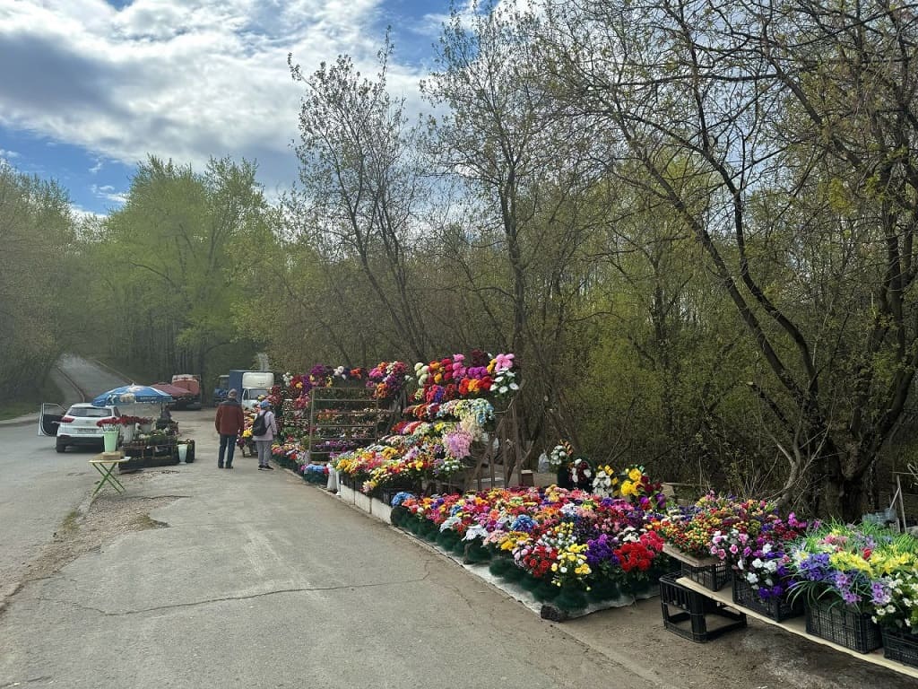 В Перми на Южном кладбище могут снести цветочные павильоны