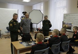Генерал Чулошников передал свою журналистскую премию юным суворовцам