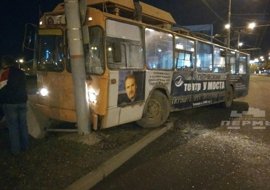 В центре Перми троллейбус врезался в столб: пострадали пять человек