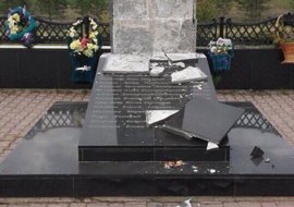 В Чусовом разрушен памятник погибшим в бассейне «Дельфин»